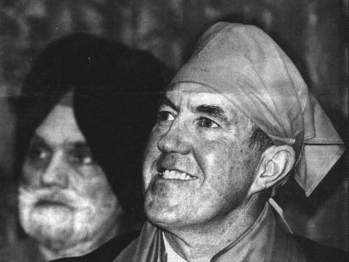 Condon visiting a Sikh temple, as part of a recruitment drive, on 30 May 1999