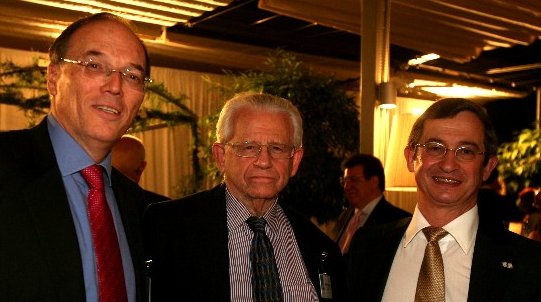 L-R: Honorary 
President of the Diamond Exchange Shmuel Schnitzer; Willie Nagel; 
Diamond Exchange President Avi Paz 