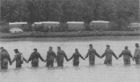 Last Sunday: Members of the mobile unit together with divers search for the body of the nine-year-old girl in the Zuiderrandpark recreation lake.